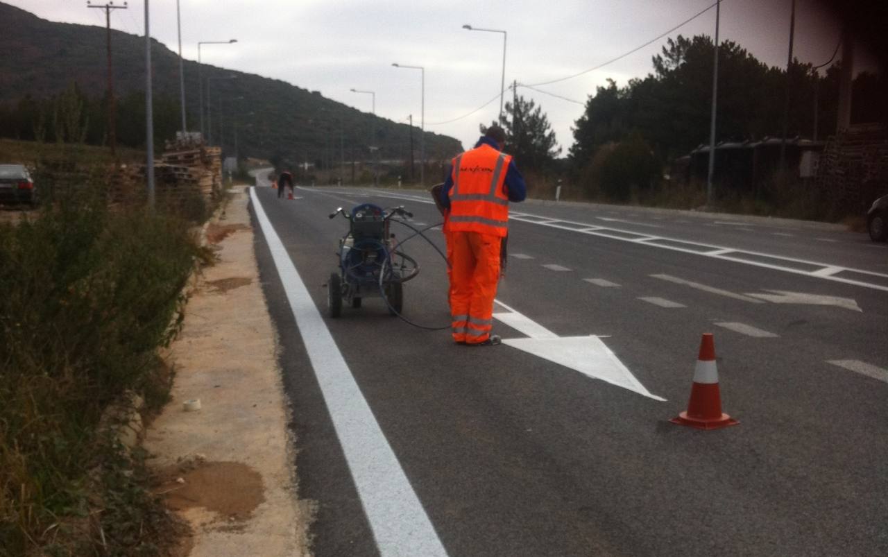 Τη σύμβαση κατασκευής για την εκτέλεση του έργου «Διαγράμμιση, σήμανση και ασφάλιση σε τμήματα του επαρ. Οδικού δικτύου Κεφαλληνίας, προϋπολογισμού δημοπράτησης 387.887,88 ευρώ, υπέγραψε ο Περιφερειάρχης