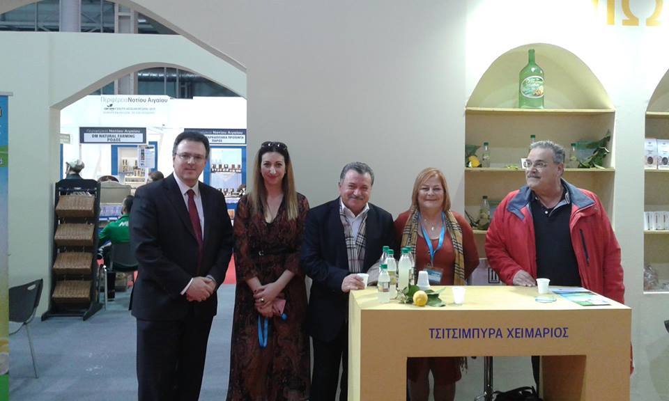 Εντυπωσίασαν τα προϊόντα της Ιόνιας Γης στην 6η Εξποτροφ που πραγματοποιήθηκε στην Αθήνα Θ.Γαλιατσάτος: «Η Περιφέρεια Ιονίων Νήσων για 5η συνεχή χρονιά συμμετείχε στην Έκθεση Τοπικών Προϊόντων και Γαστρονομίας, παρουσιάζοντας τα ποιοτικά προϊόντα της Ιόνιας Γης αλλά και την παράδοση και τον τοπικό πολιτισμό μας. Δίνουμε την ευκαιρία στους παραγωγούς μας να διεκδικήσουν τη θέση που τους αξίζει στην αγορά των τροφίμων και ποτών με τον πιο πρόσφορο και αποδοτικό τρόπο»