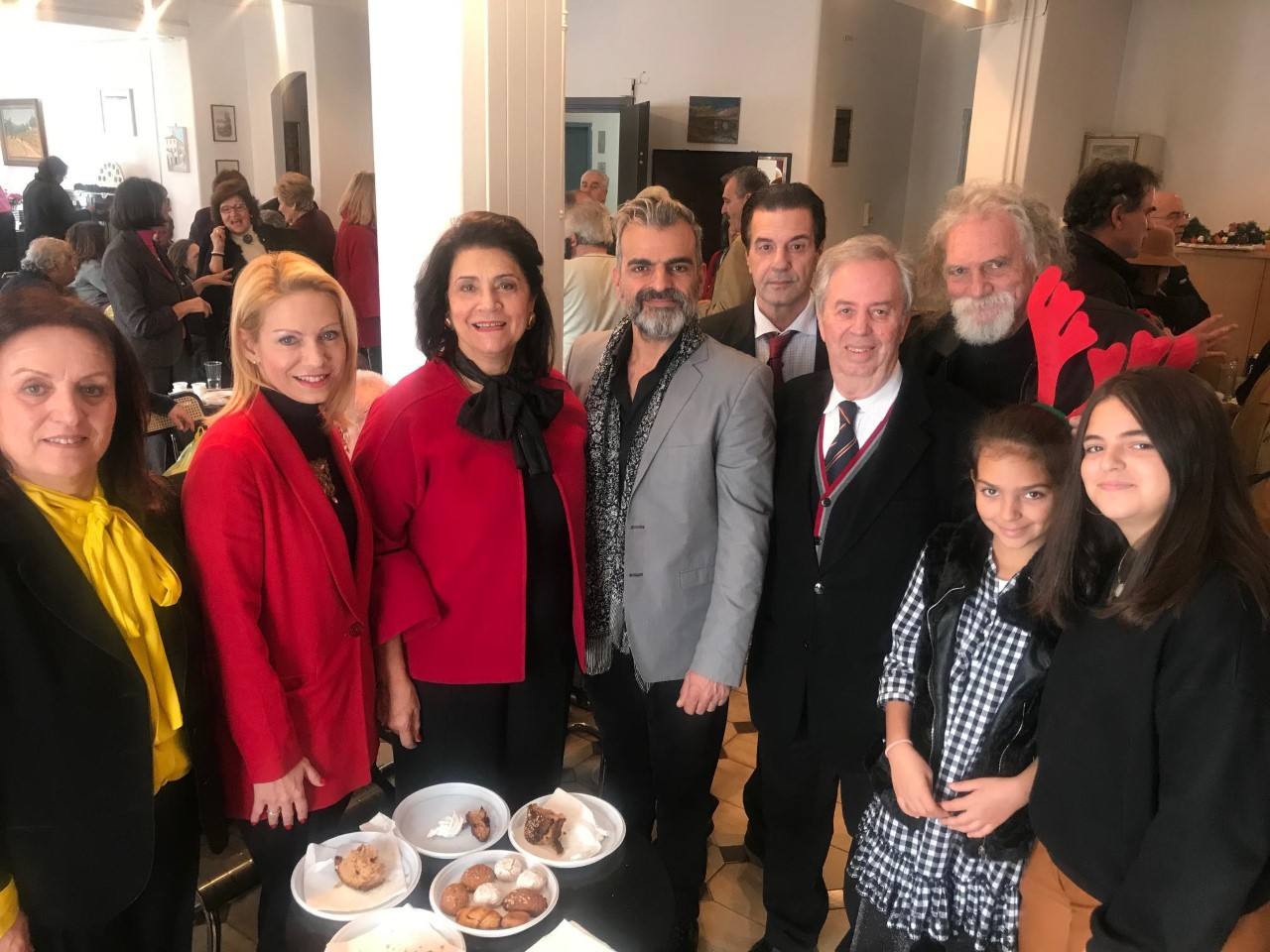 Η Ένωση Ζακυνθίων Αθήνας έκοψε την Χριστουγεννιάτικη κουλουρα της  Η Περιφερειάρχης Ιονίων Νήσων στηρίζει ανελλιπώς τις δράσεις της  και συμμετέχει στα Αθηναϊκά δρώμενα