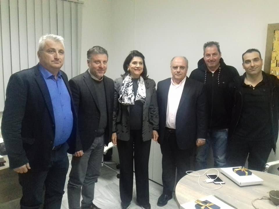 *Συνάντηση Περιφερειάρχη Ιονίων Νήσων με Επιμελητήριο Κεφαλονιάς και  Ιθάκης  *Την δραστηριοποίηση της Περιφερειακής Ένωσης Επιμελητηρίων Ιονίων Νήσων ζήτησε η Ρόδη Κράτσα – Τσαγκαροπούλου  *Η Περιφερειάρχης παρουσίασε πρωτοβουλίες για την ενίσχυση των επιχειρήσεων