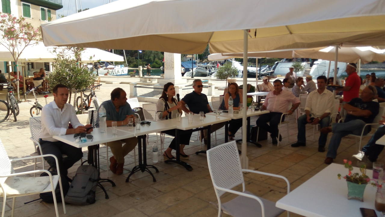 Η Περιφέρεια Ιονίων Νήσων κοντά στους τουριστικούς επαγγελματίες των Παξών