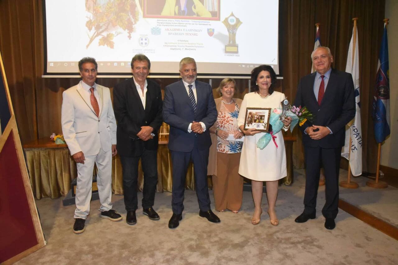 Ως “Προσωπικότητα 2022” τιμήθηκε η Περιφερειάρχης Ιονίων Νήσων  από το Σύλλογο Κερκυραίων Πειραιά και Περιχώρων  και την Ακαδημία Ελληνικών Βραβείων || Το βραβείο “Θεόδωρος Κατριβάνος” απονεμήθηκε στην Ρόδη Κράτσα –  Τσαγκαροπούλου