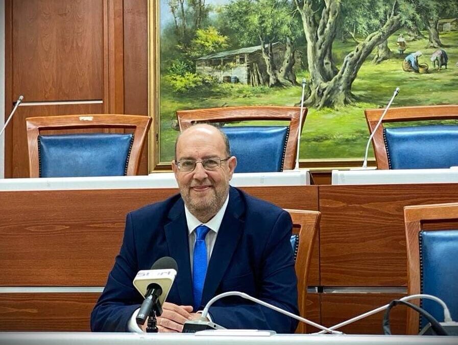 «Είναι αστείο να μας εγκαλούν εκείνοι που οδήγησαν την Περιφέρεια Ιονίων Νήσων να είναι η μοναδική από τις δεκατρείς σε όλη την Ελλάδα που δεν χρηματοδοτήθηκε ούτε με ένα ευρώ από το Ταμείο Ανάκαμψης»