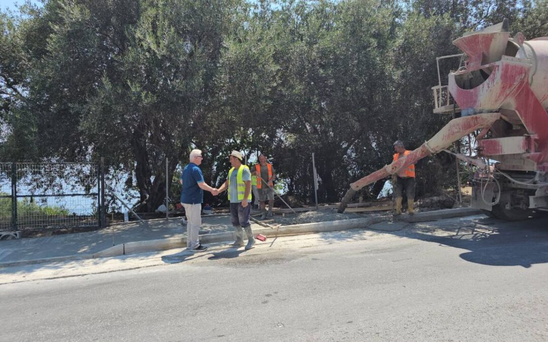 Επιθεώρηση του Περιφερειάρχη Ιονίων Νήσων στις εργασίες ανάπλασης του παραλιακού μετώπου στην περιοχή Τσάκι Μπενιτσών και σε αυτές κατασκευής εξέδρας στο γήπεδο Πετριτή, στη Νότια Κέρκυρα