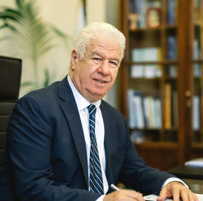 Υπεγράφη από τον Περιφερειάρχη Ιονίων Νήσων, Γιάννη Τρεπεκλή, η ένταξη της πράξης «Προμήθεια Τεχνολογικού Εκπαιδευτικού Εξοπλισμού Πρωτοβάθμιας & Δευτεροβάθμιας Εκπαίδευσης στην ΠΙΝ» στο Πρόγραμμα «Ιόνια Νησιά 2021-2027»